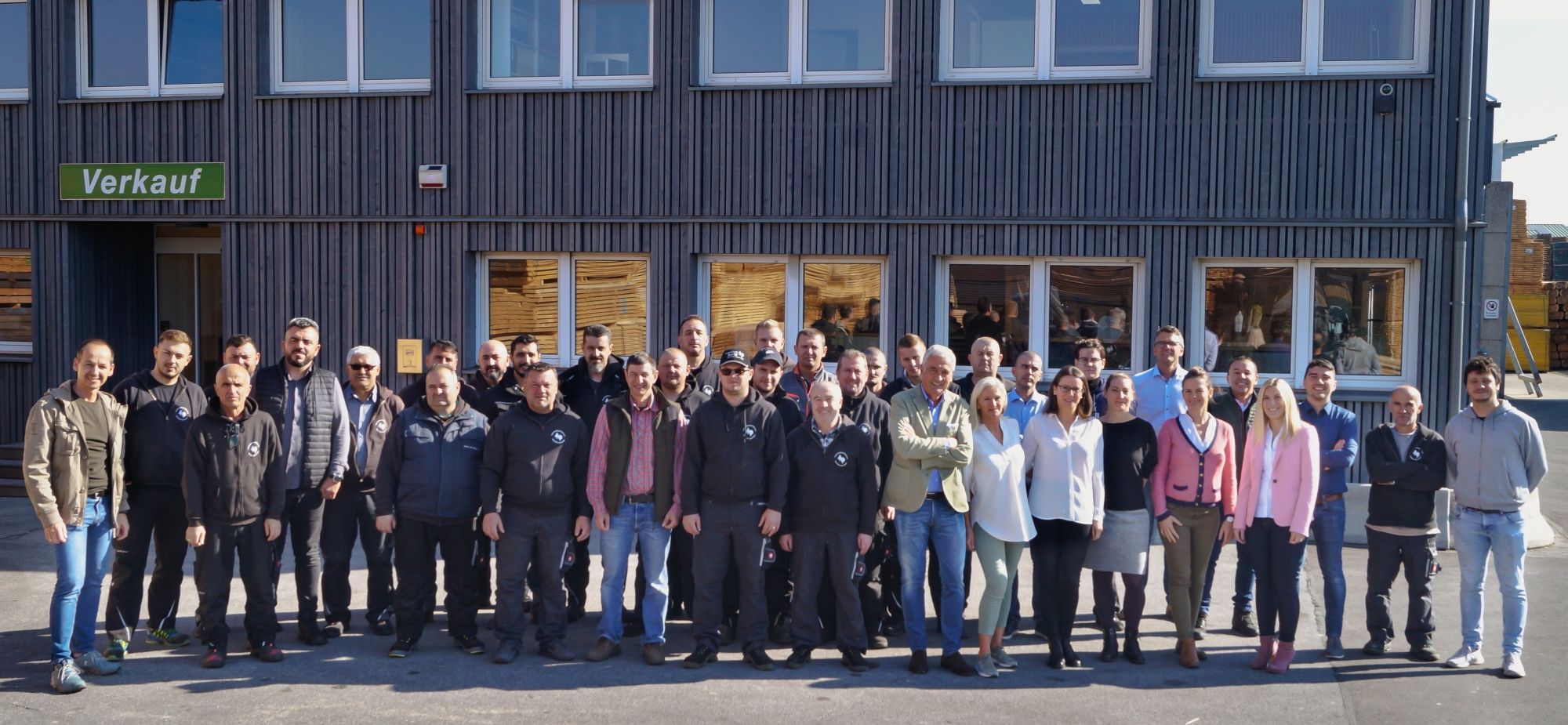 Mitarbeiter der Firma Mühlbauer Holz